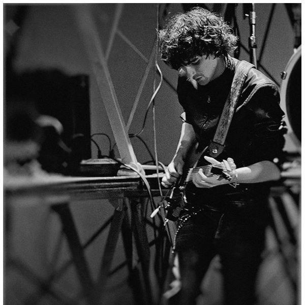 Ingeniero de sonido y musico profesional imparte clases de matemáticas física tecnología e informática a nivel de secundaria, además de guitarra, solfeo y armonía. también iniciación a la programación