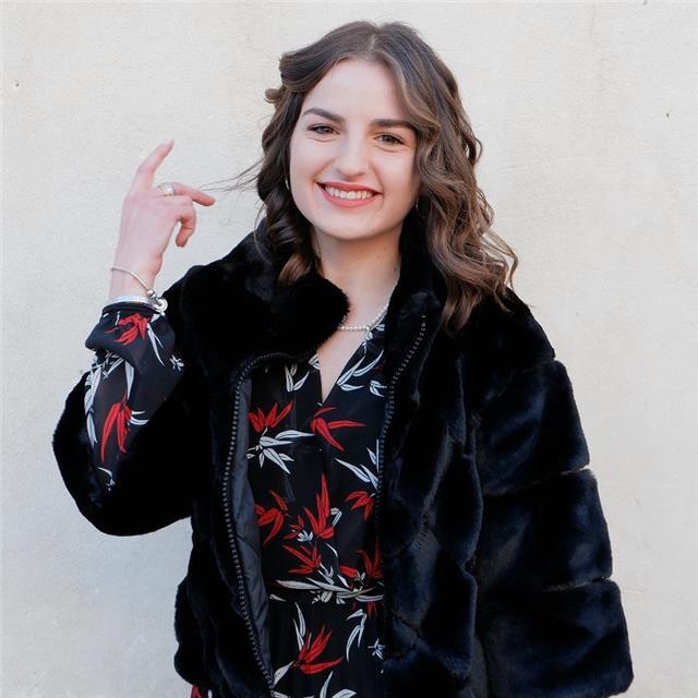 Laureata in mediazione linguistica e interculturale impartisce lezioni per studenti del liceo e scuola media