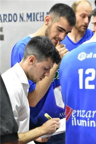 Entrenador de baloncesto dictado de clases sobre estrategias, tácticas y técnicas sobre baloncesto