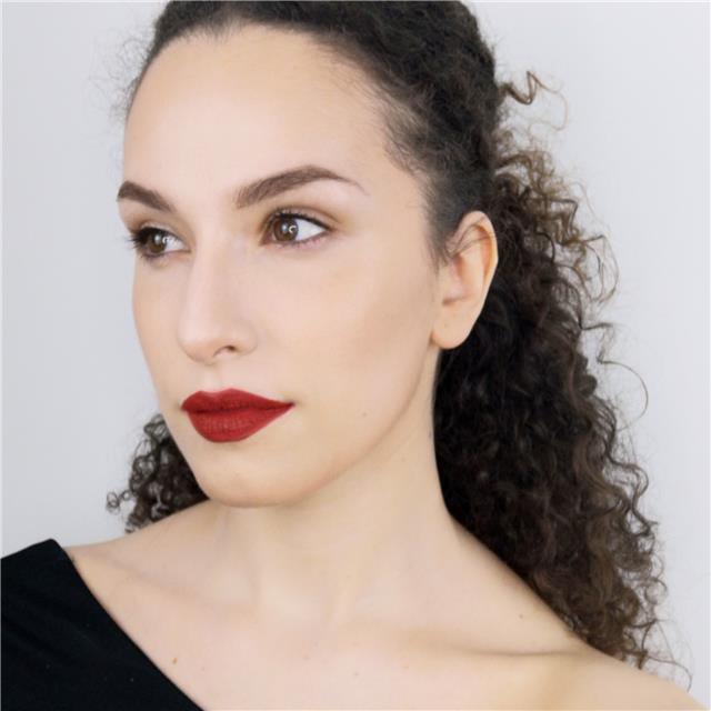 Makeup artist offre lezioni di trucco per imparare a valorizzare se stessi, da trucchi più semplici per il giorno a quelli più ricercati per le feste.
Contattami! Ti insegnerò pochi e semplici passi per risaltare i tuoi lineamenti e la tua bellezza!