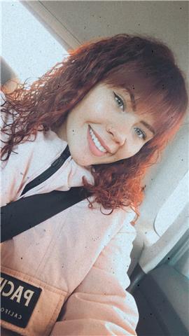 Soy una chica joven, con un nivel de inglés B2. 
Puedo dar clases a niños, desde primaria, hasta secundaria. 
Soy muy simpática, muy amable y con muchas ganas de enseñar