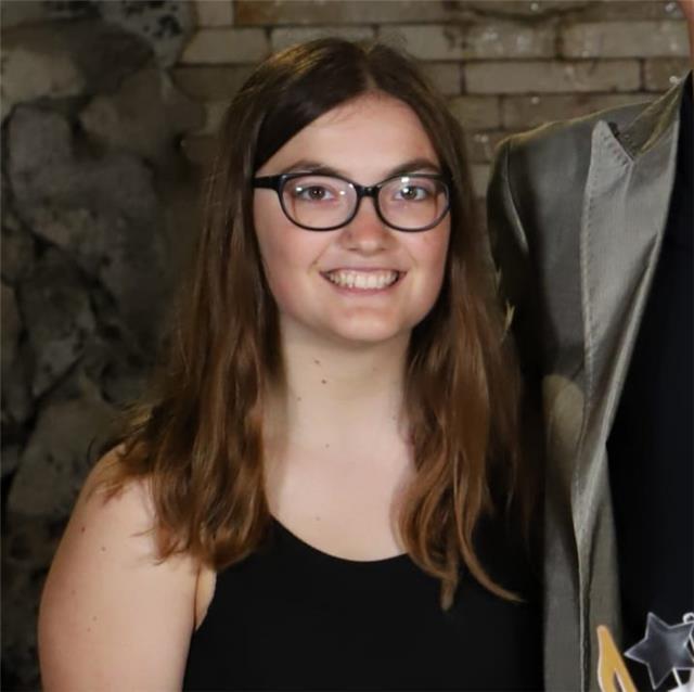 Ragazza diplomata al liceo linguistico con 100 e lode offre ripetizioni di lingua inglese, francese, tedesco, italiano, storia per le superiori e aiuto compiti per le scuole medie