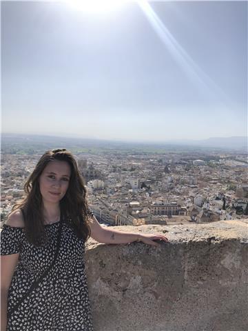 Doy apoyo escolar e idiomas a alumnos de primaria y clases de geografía/historia a alumnos de eso y bachillerato