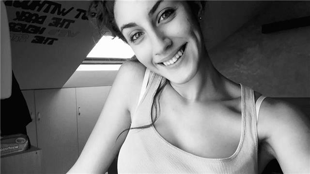 Studentessa universitaria con diploma in lingue e certificato B2