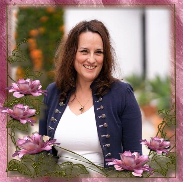 Soy licenciada en lengua con un master en lengua y cultura. mucha experiencia en suecia en institutos publicos. hablo sueco, italiano. mi ensenanza es comunicativa!