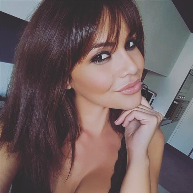 Laureata in economia impartisce lezioni per ragazzi di scuole elementari, medie e superiori, scuole superiori diritto ed economia aziendale