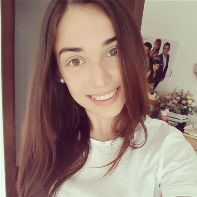 Laureata in biotecnologie impartisce lezioni di biologia, biochimica, genetica, fisiologia, immunologia a ragazzi di scuole elementari, medie e superiori