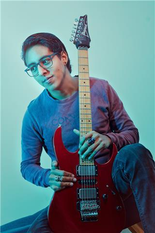 Musico, Guitarrista y Productor Musical profesional disponible para compartir y ensañar todo lo que se, quedo pendiente para que comencemos contáctame!