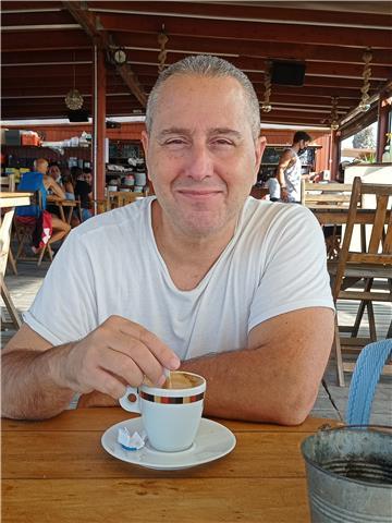 Profesor de inglés como segunda lengua y de español para extranjeros. traductor e intérprete. larga experiencia, profesionalidad y buenos resultados. actualmente utilizo zoom para mis clases grupales e individuales de inglés y español