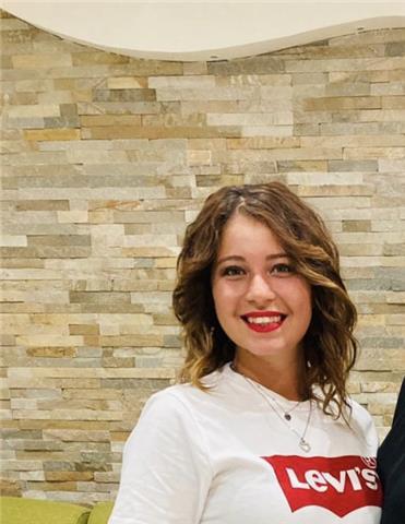 Mi chiamo Claudia e ho 23 anni. Ho fatto il liceo classico..e sono disponibile per dare lezioni di italiano e materie umanistiche nonché aiuto compiti per altre materie incluso inglese e spagnolo