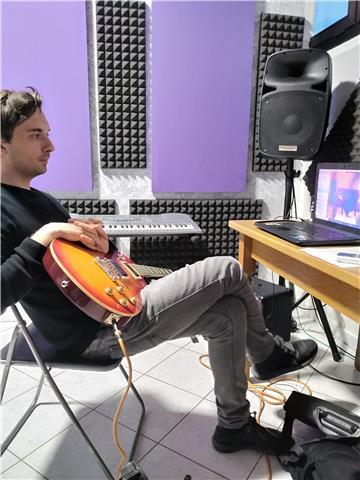 Insegnate di chitarra e basso