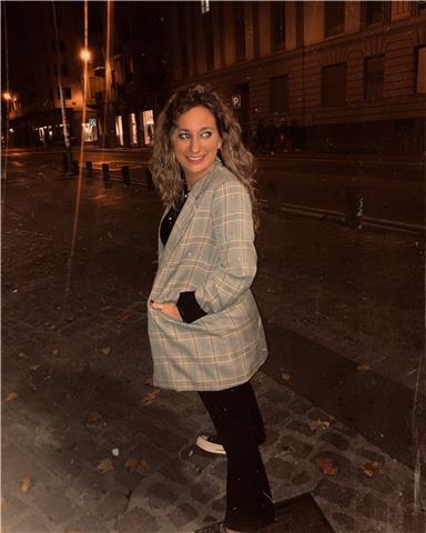 Me defino como una persona cercana, agradable y con bastante paciencia. me gustaría dar clases a niños de ed. primaria o incluso hasta la eso