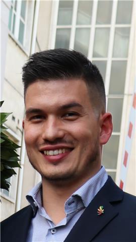 Laureato in scienze politiche in italia con madrelingua italiano.per il momento nessuna esperienza come insegnante, ma pronto ad imparare e dare il ma