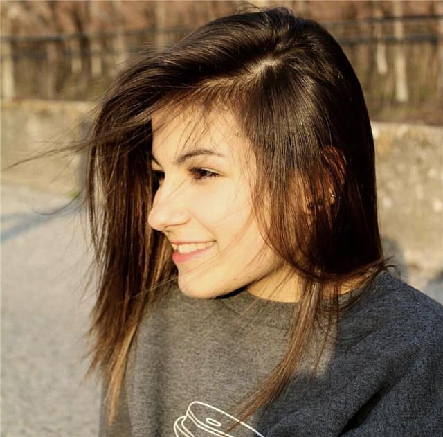 Ragazza offre ripetizioni di matematica per ragazzi