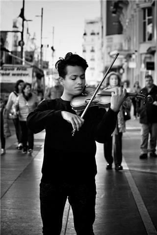 Soy profesor de violín, con 10 años de experiencia, vengo de venezuela tengo 22 años