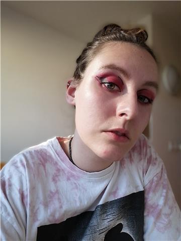 Étudiante en médecine, j'ai fais du théâtre pendant 7 ans. Le français était une de mes matières favorites, et j'aimerais transmettre le goût de la lecture et de la confrontation aux textes