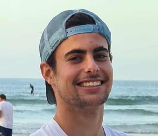 Estudiante de educación física y magisterio da clases de apoyo escolar en primaria