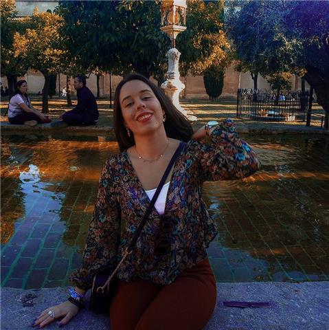 Graduada en estudios ingleses, con máster en educación secundaria y estudios ingleses avanzados (c1 escuela oficial de idiomas)