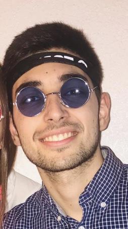 Chico de 22 años con la mitad del Grado de Educación primaria capacitada para ayudar a estudiantes de Primaria con exámenes y tareas diarias