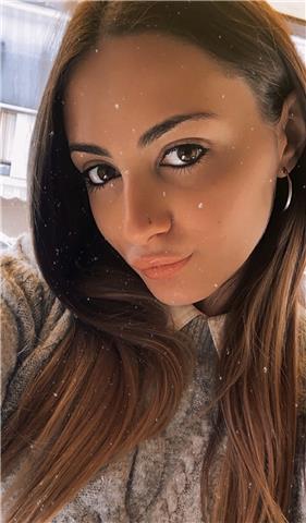 Sono una ragazza diplomata, da due anni, in settore umanistico e amo soprattutto materie come biologia, anatomia, psicologia e anche italiano
