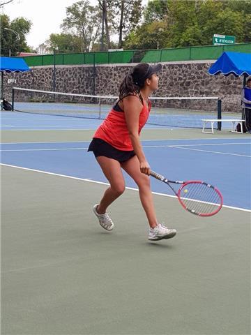 Sono Fernanda ho 22 anni e sono giocatrice di tennis, ho cominciato 14 anni fa senza interruzioni e ho gareggiato a livello regionale e nazionale, posso dare lezioni a persone di qualsiasi età adattandomi alle richieste ed obbiettivi di ogni persona