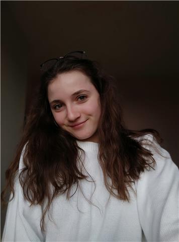 Professeur serieuse et souriante pour vous aider dans vos devoirs