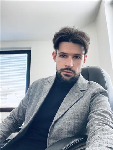 Giovane avvocato impartisce ripetizioni di diritto con competenza e professionalità