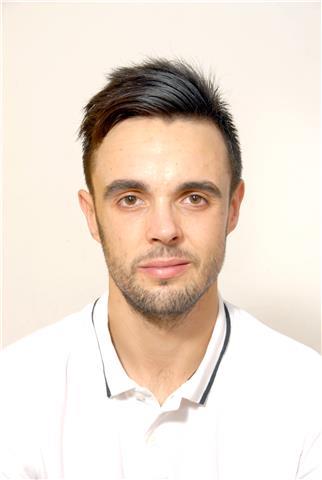 Doy clases de inglés y matemáticas a nivel de primaria, eso, y de preparación de exámenes cambridge