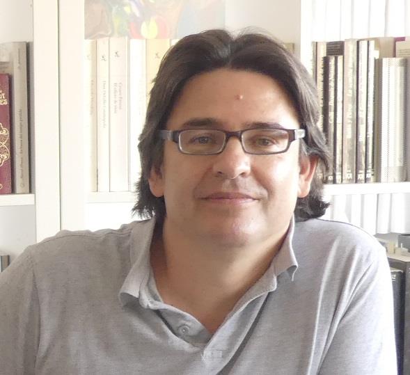 Licenciado y Doctor en Filosofía, y Doctor en Ciudadanía y derechos humanos