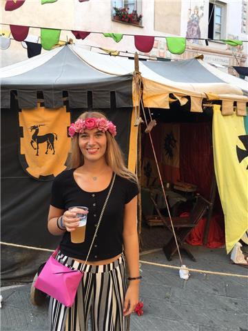 Ragazza laureata con titolo in lingua inglese