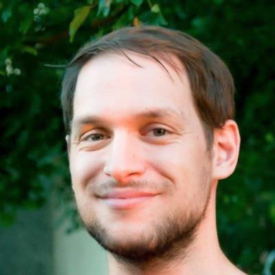 Insegnante di inglese impartisce lezioni per studenti di scuole medie e superiori