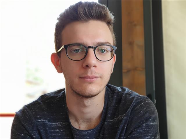 Laureando del politecnico di milano impartisce lezioni di matematica, chimica fisica