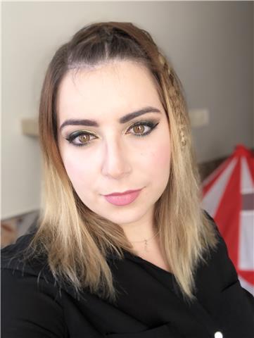 Chica joven con amplio conocimiento de inglés y que ha vivido varios años en Reino Unido