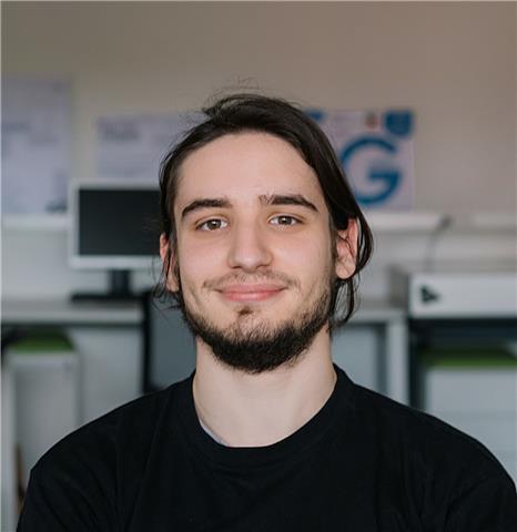 Profesor particular de tecnologías de la información con un grado en diseño de videojuegos. también estudié durante dos años medicina y tengo nivel c1 de inglés, así que no tengo problema en dar clases de inglés o biología