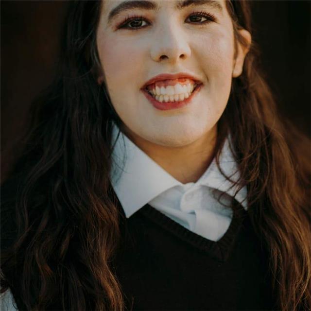 Ragazza molto volenterosa ma molto dolce vuole fare le lezioni di letteratura