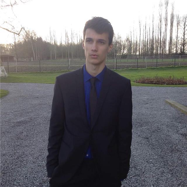 Jeune polyglotte donne cours de Néerlandais