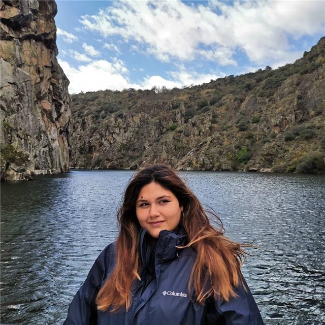 Graduada en filología clásica, con previa experiencia