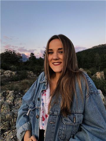 Estudiante universitaria ofrece clases de apoyo escolar en barcelona a alumnos de la eso