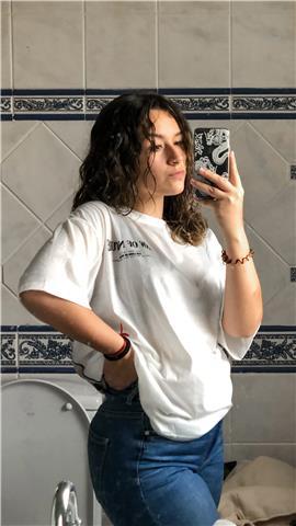 Alumna de bachillerato impartiendo clases de inglés, a infantil y eso