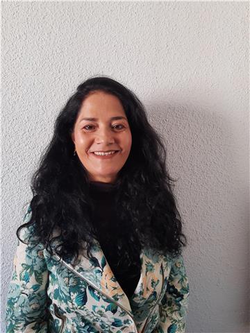 Soy licenciada en Español y Lteratura, estoy certificada por el International House como profesora experta en Español para extranjeros. Soy Máster en Literatura Hispanoamericana
