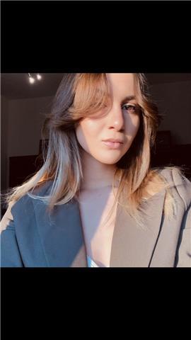 Studentessa con diploma di maturità