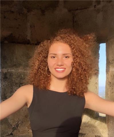 Sono madrelingua inglese, fluente anche in italiano e francese, ma le mie abilità di studio non mi soffermo solo nelle lingue straniere. Mi sono diplomata fra i primi 20 della mia scuola in Florida con Summa Cum Laude. Ho esperienza studiando online perci