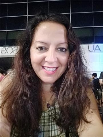 Realizo refuerzo escolar, ayudo con deberes, doy clases de español a extranjeros, seriedad