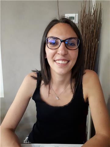 Laureata con esperienza in lezioni con alunni di diverse fasce di età disponibile per l'insegnamenti di tutte le materie per scuole elementari, medie e superiori biennio
