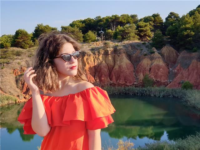 Diplomata presso liceo scientifico, attualmente studentessa presso l’università di medicina di ro lezioni ai ragazzi di scuole medie e liceo