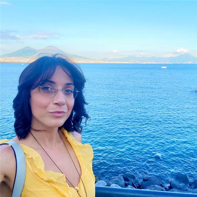 Mi presento ...sono Vanessa, abito nella provincia di Napoli e sono una docente :-)