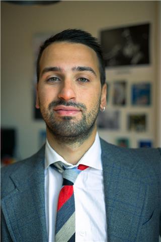 Docente di italiano e storia impartisce lezioni