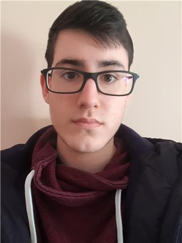 Estudiante de ingeniería informática da clases de física a alumnos de primaria y secundaria