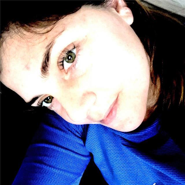 Profesora de español imparte clases a niños/ adolescentes en remoto