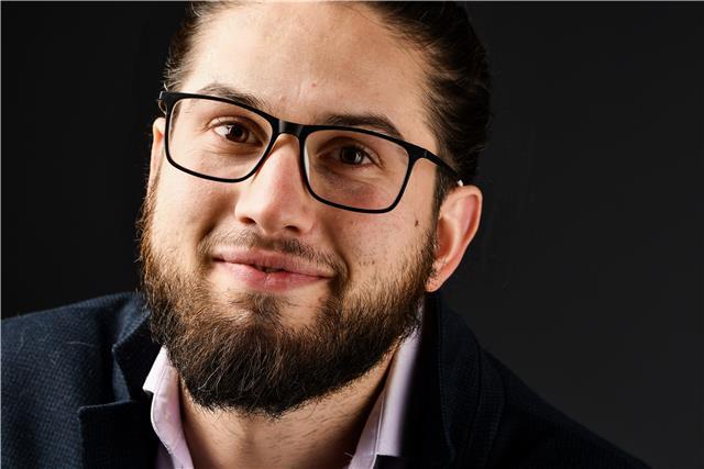 Sono un Attore di teatro professionista di 28 anni con base a Milano. Mi offro come actor coach on to one per attori/attrici e attori/attrici-alliev* che si stanno preparando per uno o più provini, oppure che vogliono semplicemente perfezionare le proprie